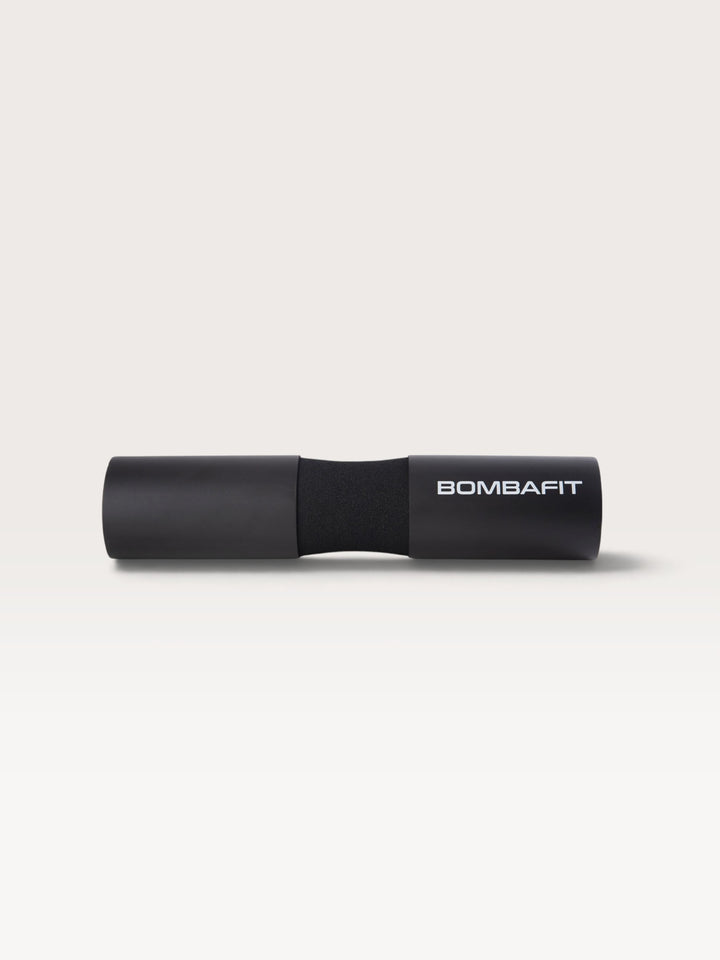 Bilanciere imbottito Bombafit nero per squat, realizzato in schiuma densa per il massimo comfort durante l'allenamento.