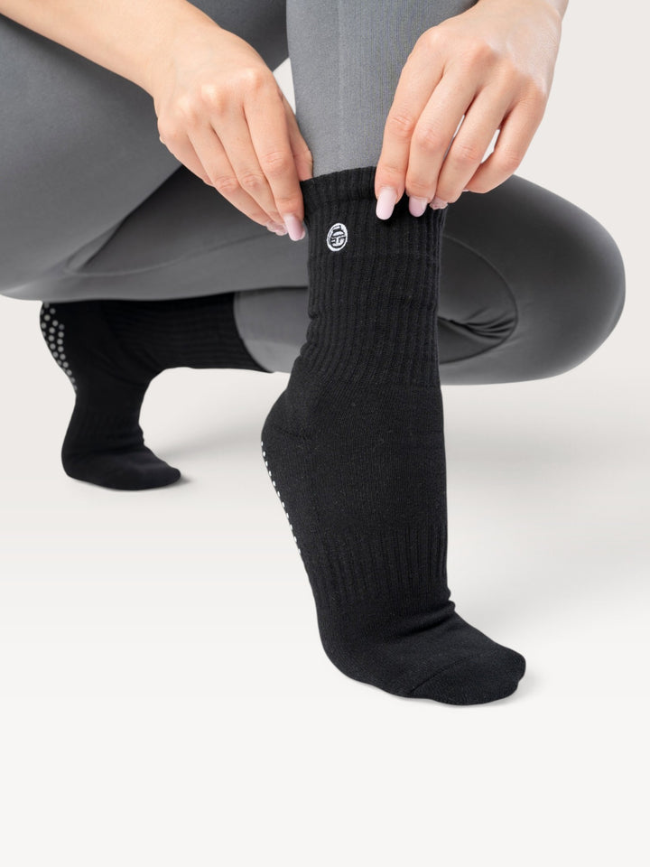 Calzini antiscivolo neri Bombafit con suola in silicone per yoga e pilates, indossati da una modella