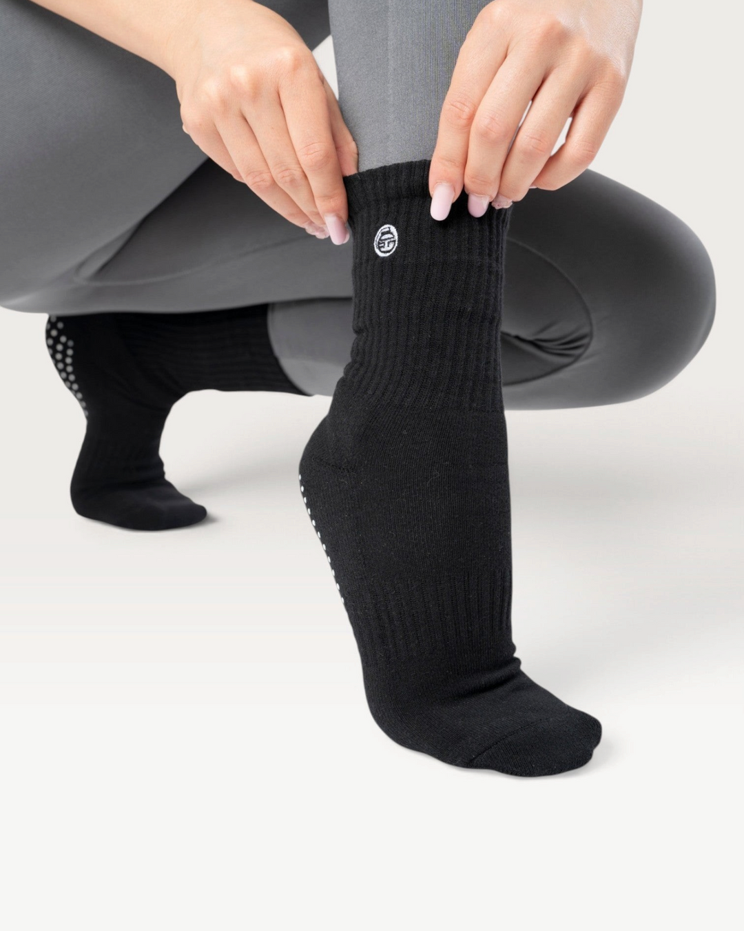 Calzini antiscivolo neri Bombafit con suola in silicone per yoga e pilates, indossati da una modella