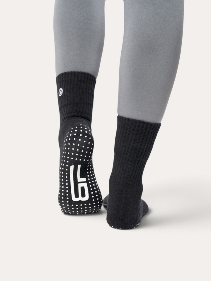 Calzini antiscivolo neri Bombafit con suola grip in silicone per yoga e pilates, vista posteriore