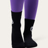 Calzini sportivi neri Bombafit con stampa di zucca bianca, indossati con leggings viola per un look di Halloween