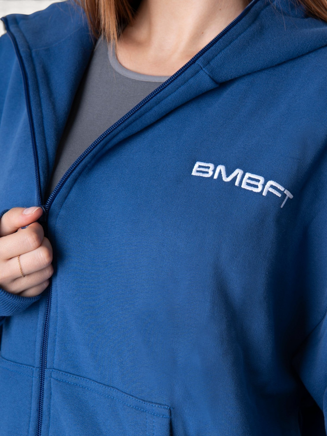 Felpa con cappuccio Bombafit Flux blu reale con zip frontale e logo BMBFT ricamato sul petto