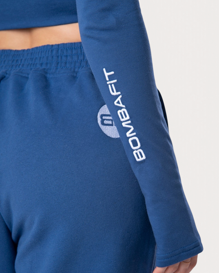 Dettaglio della manica della felpa corta Bombafit Flux Mini blu reale con logo bianco stampato