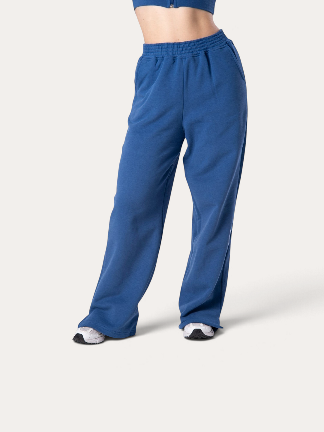 Pantaloni della tuta Bombafit Flux blu royal a gamba larga con vita elasticizzata indossati da una modella