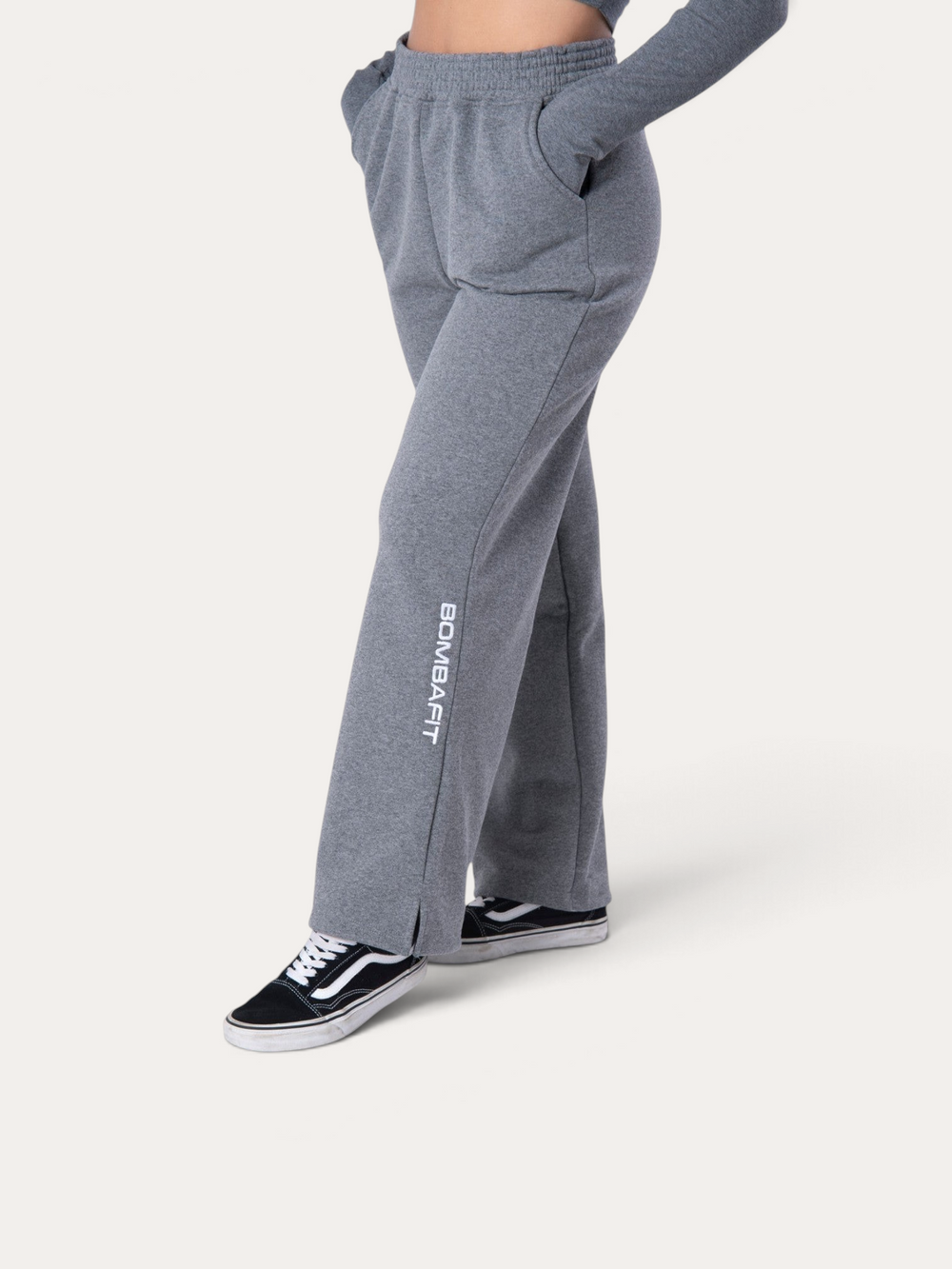 Pantaloni della tuta Bombafit Flux grigio melange a gamba larga con logo stampato e spacchi laterali