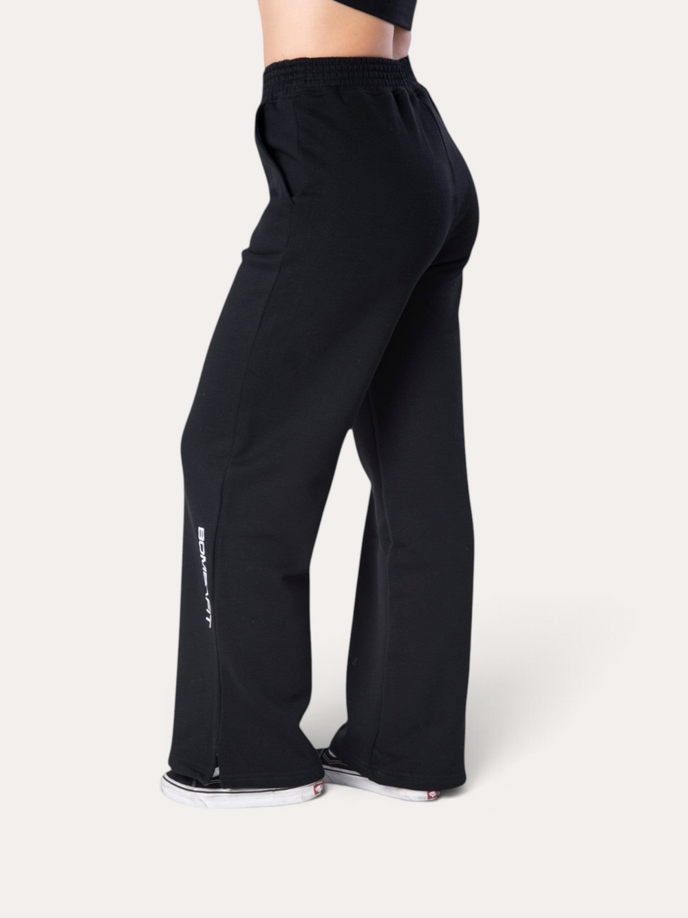 Pantaloni della tuta Bombafit Flux neri con vestibilità ampia e logo laterale, vista laterale