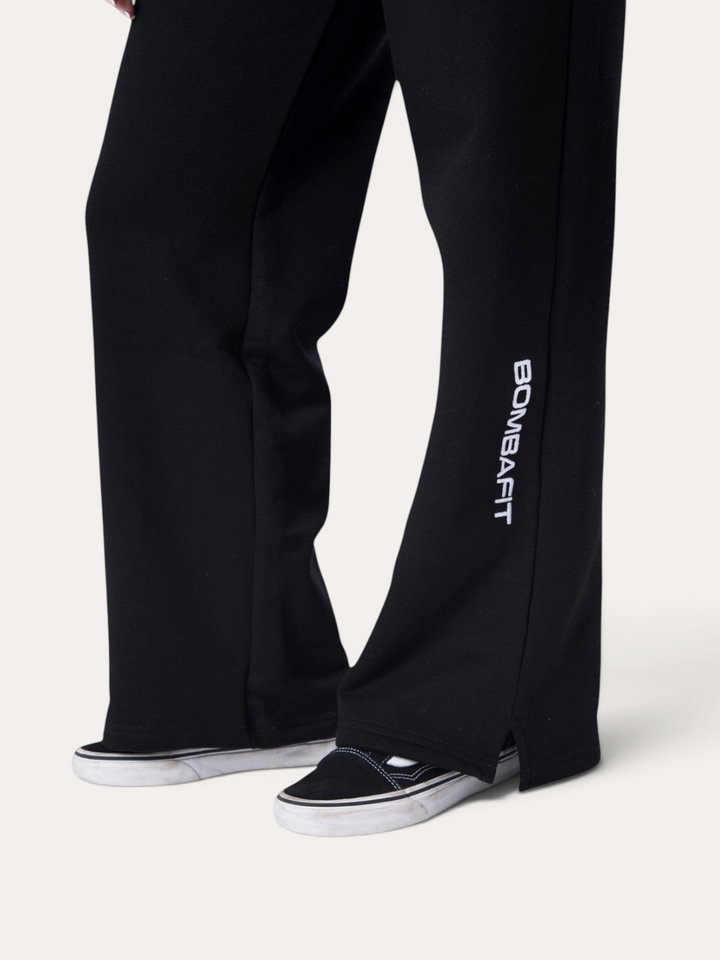 Pantaloni della tuta neri Bombafit Flux con logo bianco sulla gamba e spacchetto laterale sull'orlo