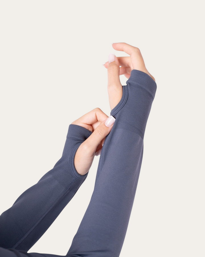 Dettaglio delle maniche della giacca Bombafit Zip Long Sleeve color acciaio con fori per i pollici