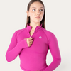 Modella indossa una giacca sportiva a maniche lunghe Bombafit color fucsia con zip frontale e colletto alto