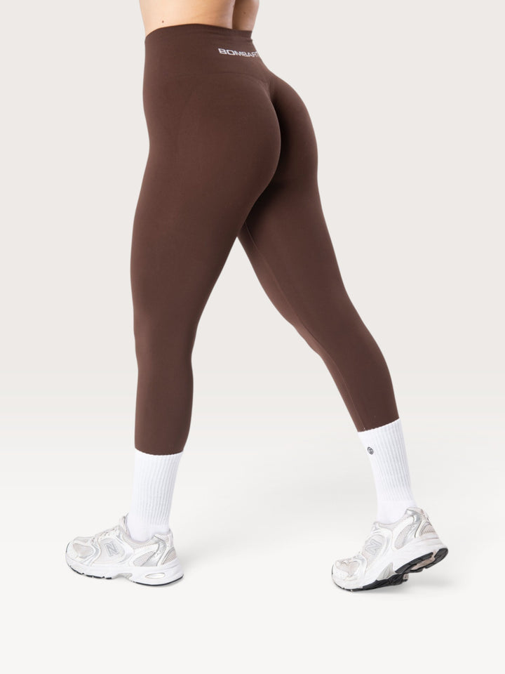 Leggings Bombafit Arya Seamless marroni a vita alta con effetto push-up, realizzati in tessuto tecnico traspirante