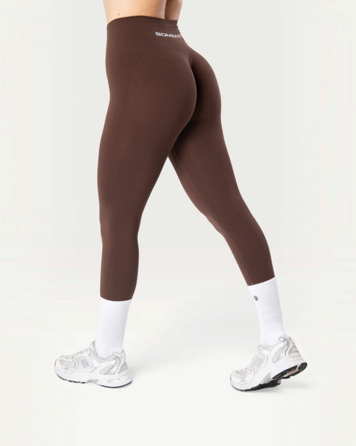 Leggings Bombafit Arya Seamless marroni a vita alta con effetto push-up, realizzati in tessuto tecnico traspirante