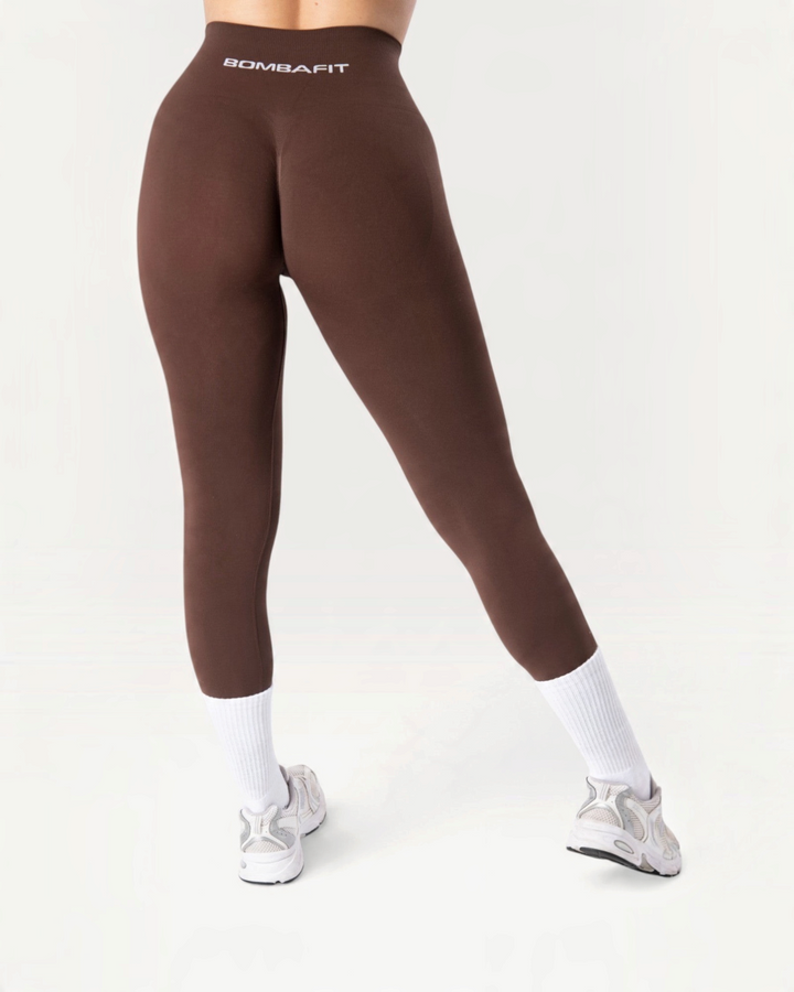 Leggings Bombafit Arya Seamless marroni a vita alta con effetto push-up, realizzati in tessuto tecnico traspirante