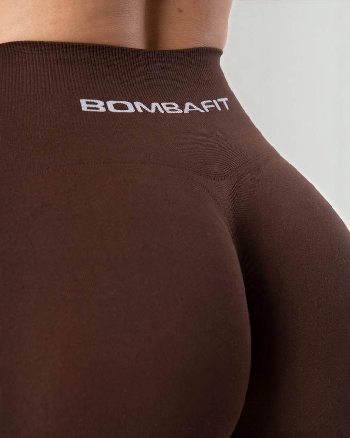 Dettaglio posteriore leggings Bombafit marroni seamless a vita alta con effetto push-up e logo bianco stampato