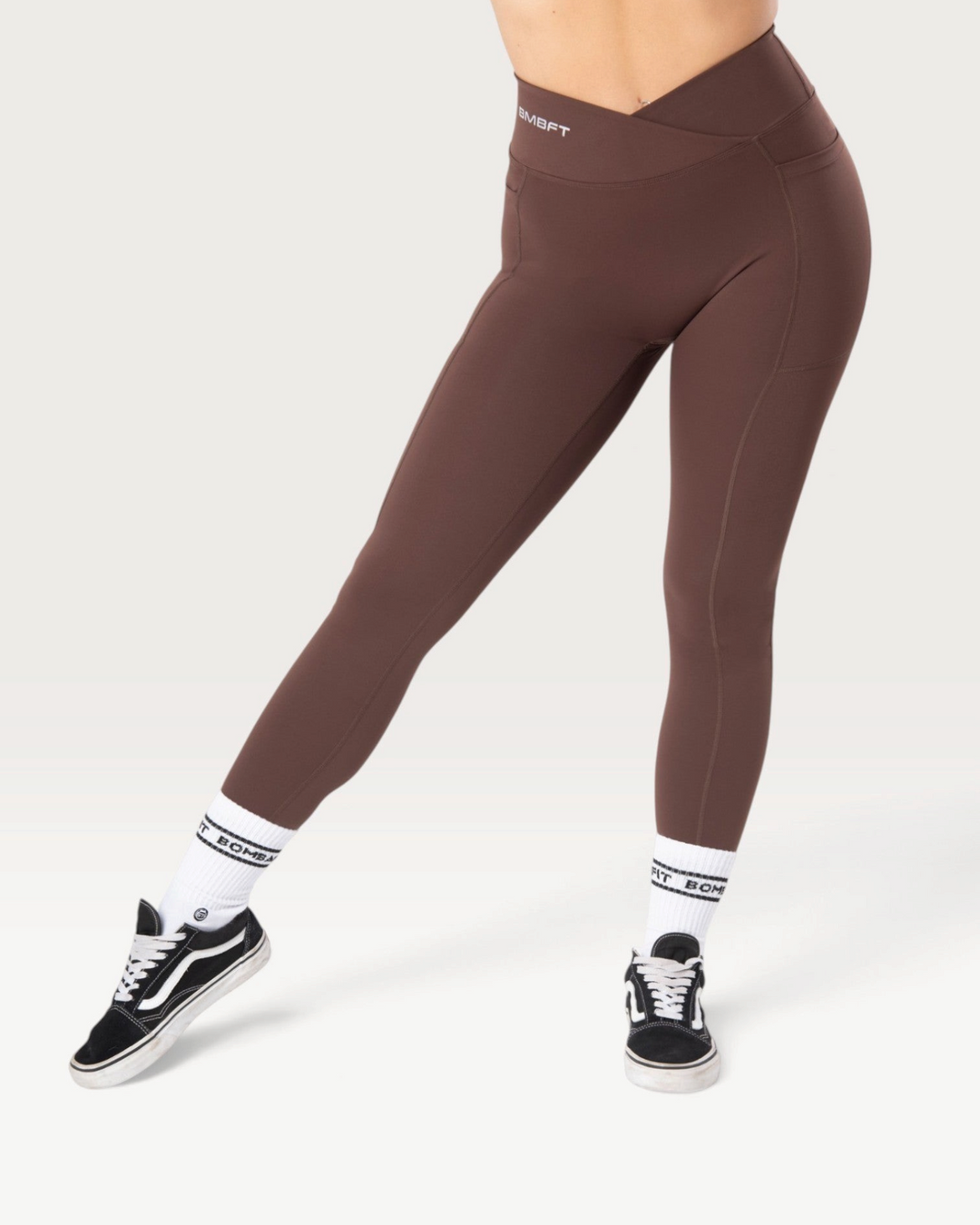 Leggings Bombafit marroni a vita alta con incrocio frontale, tasche laterali e vestibilità compressiva push-up