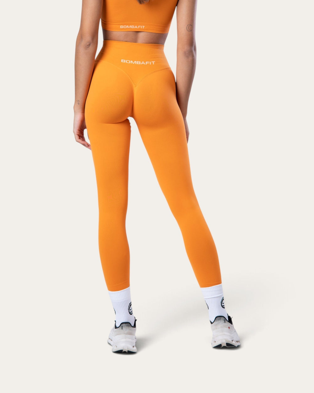 Leggings Bombafit Nyx Push Up Seamless color arancione Regina delle Zucche, vista posteriore su modella