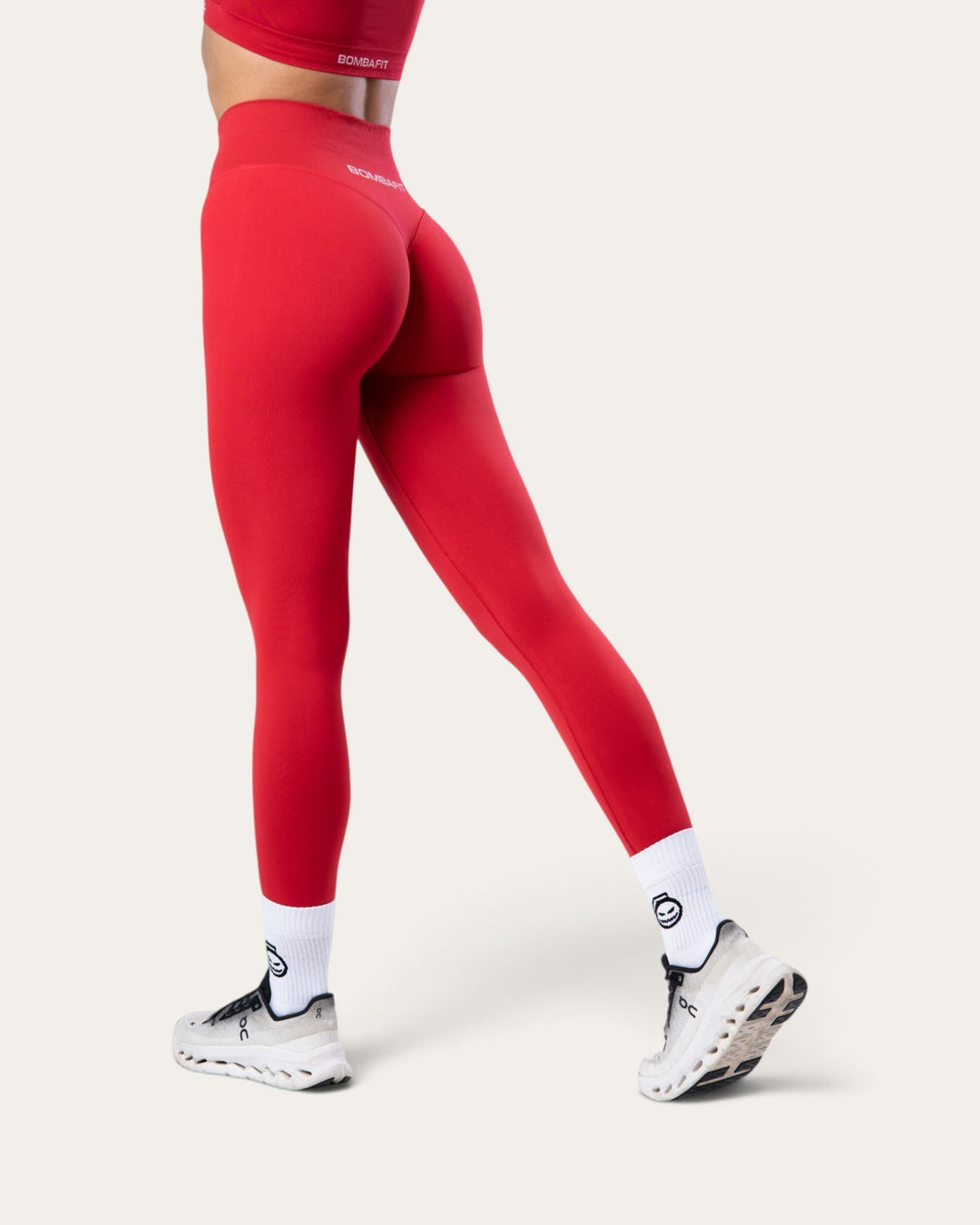 Leggings Bombafit Nyx Push Up seamless rosso sangue a vita alta con effetto modellante indossati di profilo