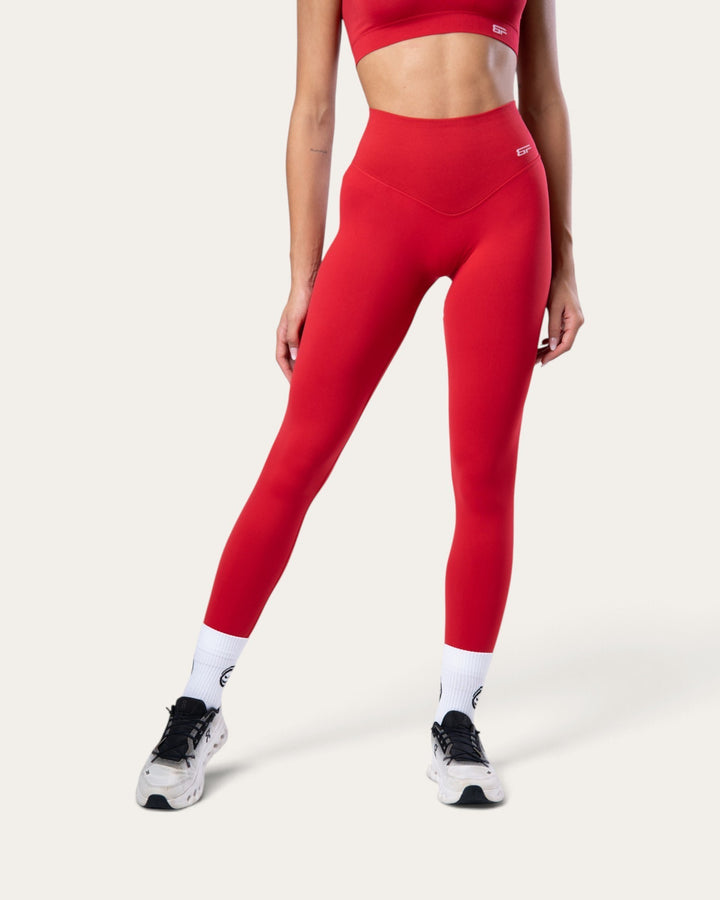 Leggings Bombafit Nyx push up seamless di colore rosso sangue indossati da una modella con top coordinato