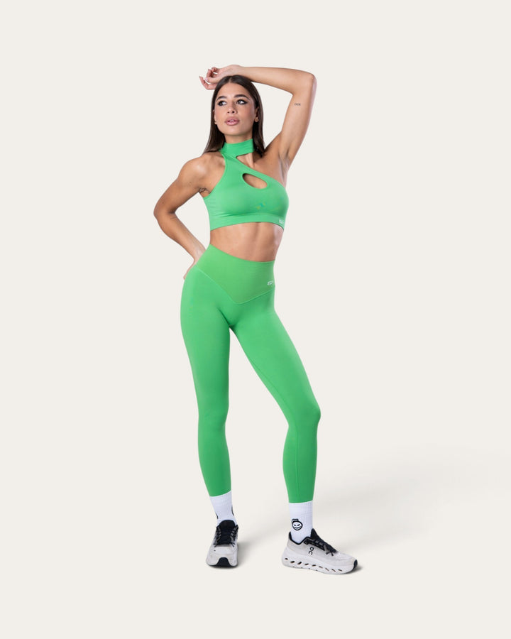 Modella indossa leggings Bombafit Nyx push up seamless color verde lime con top sportivo coordinato