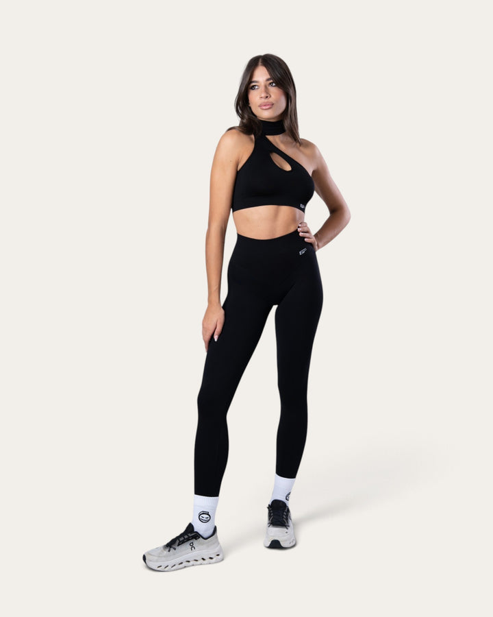Modella indossa leggings Bombafit Nyx Push Up Seamless neri a vita alta con top coordinato in un set sportivo