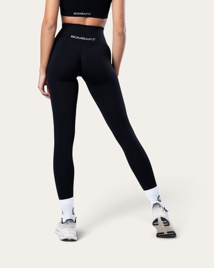 Leggings Bombafit Nyx Push Up Seamless neri a vita alta con logo posteriore, vista posteriore su modella