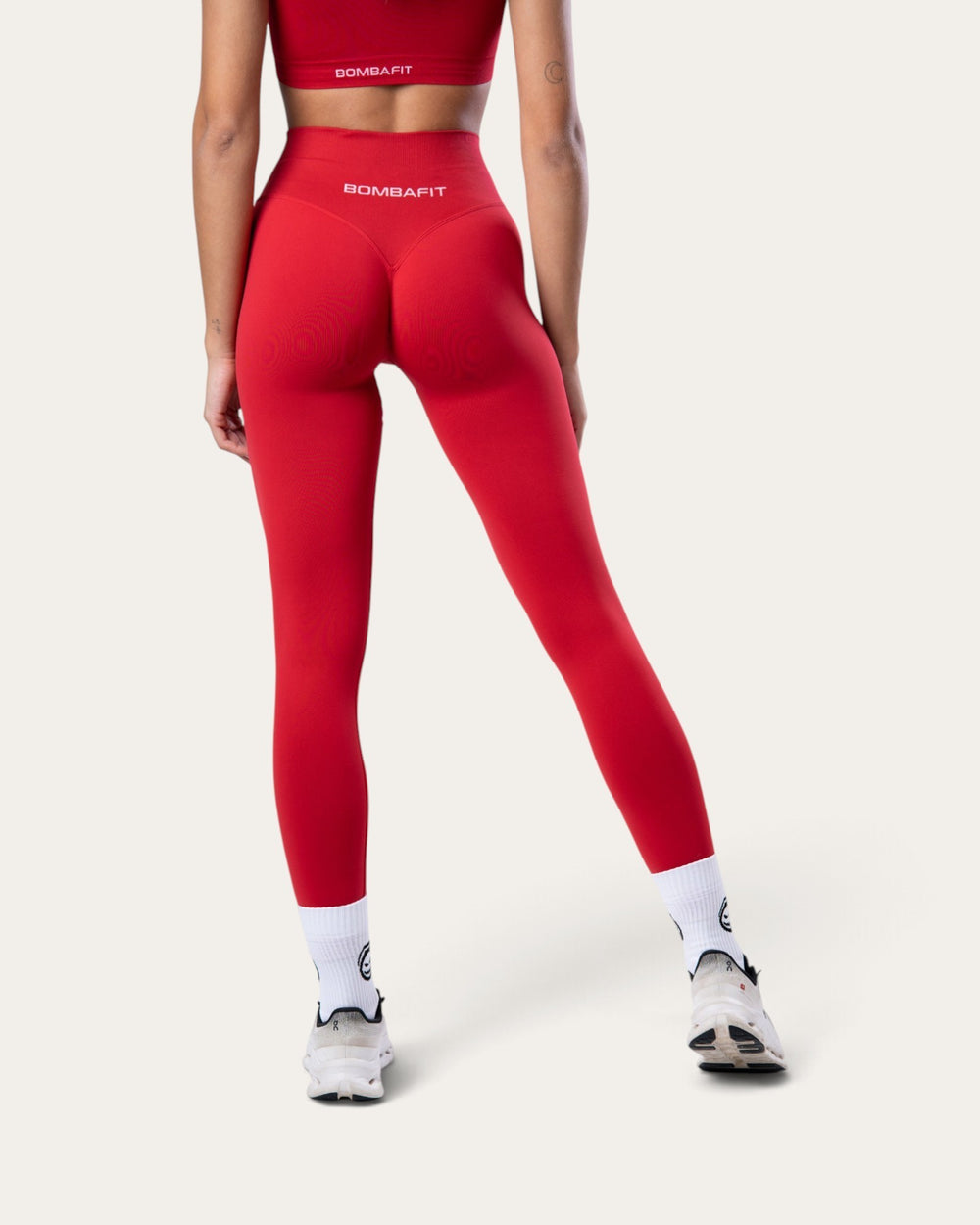 Leggings Bombafit Nyx push up senza cuciture color rosso sangue indossati da una modella, vista posteriore