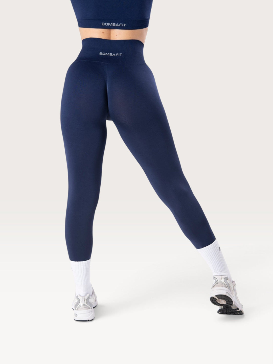 Leggings Bombafit Everyday Seamless blu notte a vita alta con logo posteriore indossati da una modella