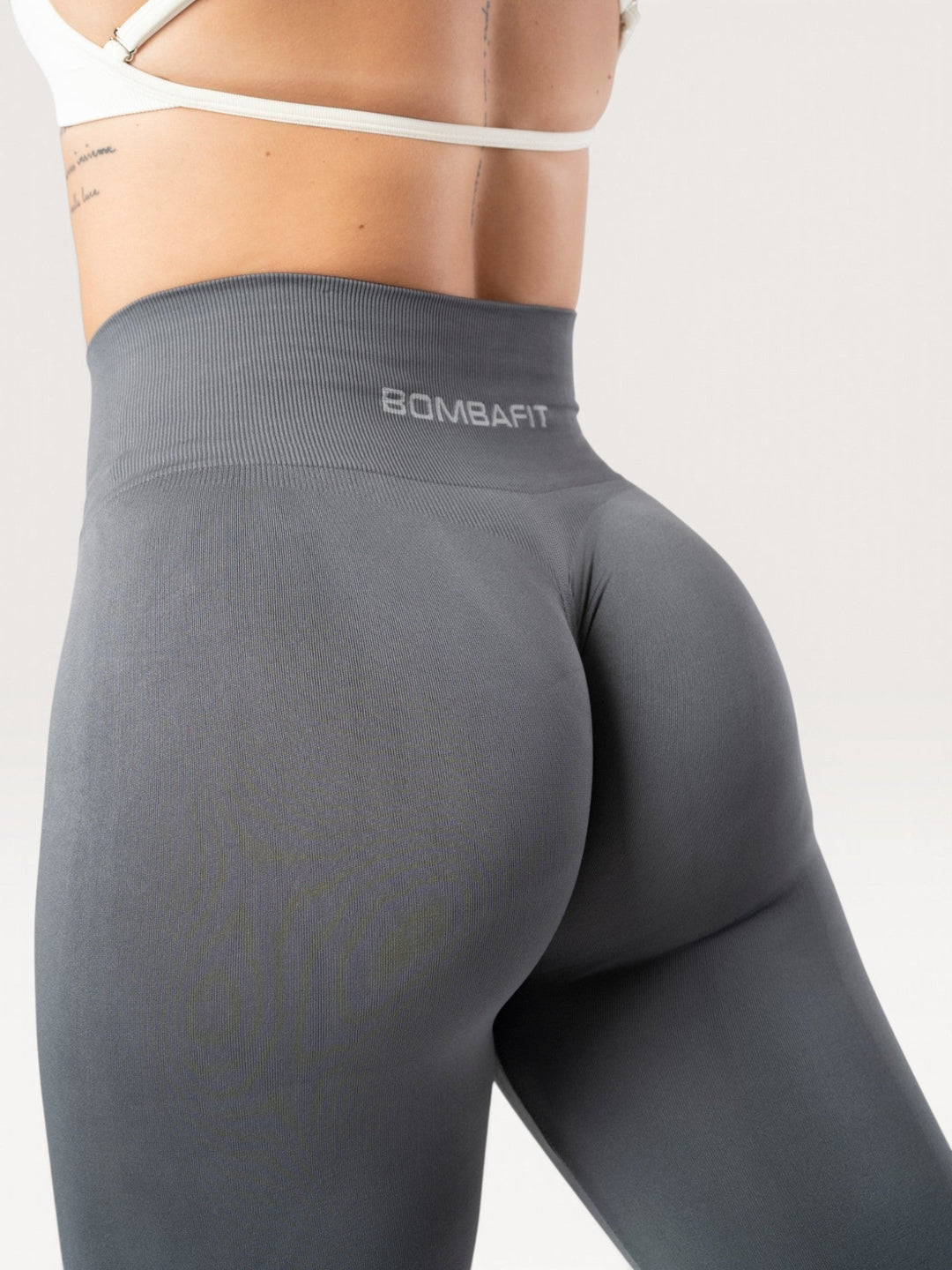 Leggings Bombafit Everyday Seamless color grafite a vita alta con design modellante e logo sul retro