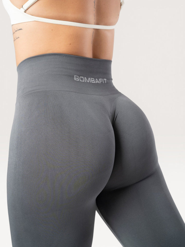 Leggings Bombafit Everyday Seamless color grafite a vita alta con design modellante e logo sul retro