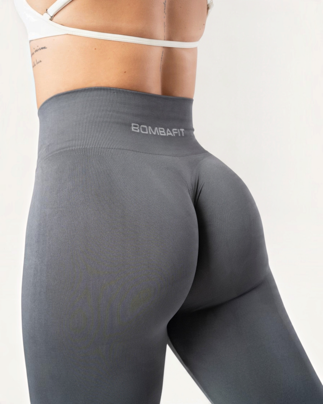Leggings Bombafit Everyday Seamless color grafite a vita alta con design modellante e logo sul retro
