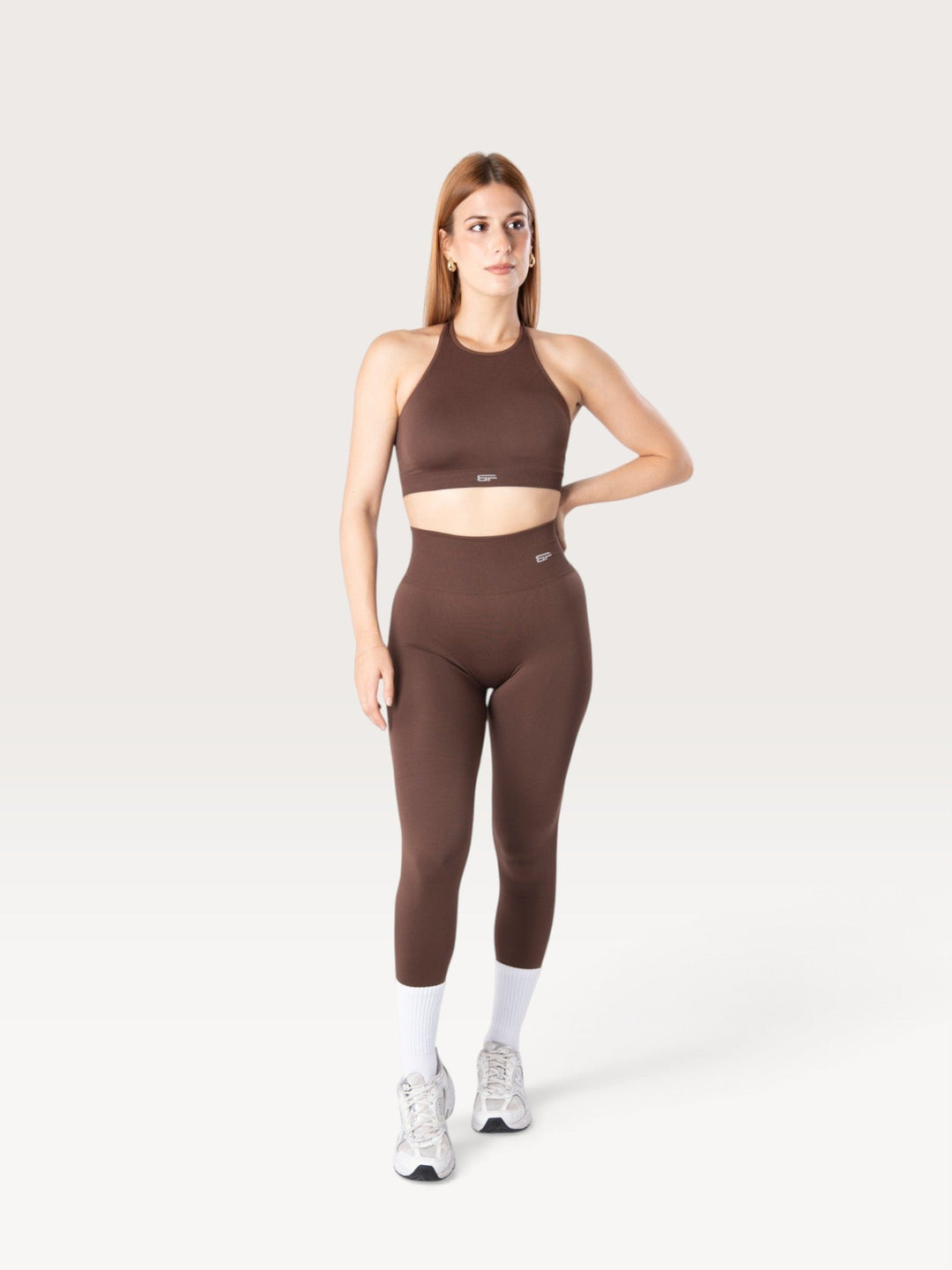 Modella indossa leggings e top sportivo marrone Bombafit seamless a vita alta per allenamento e tempo libero