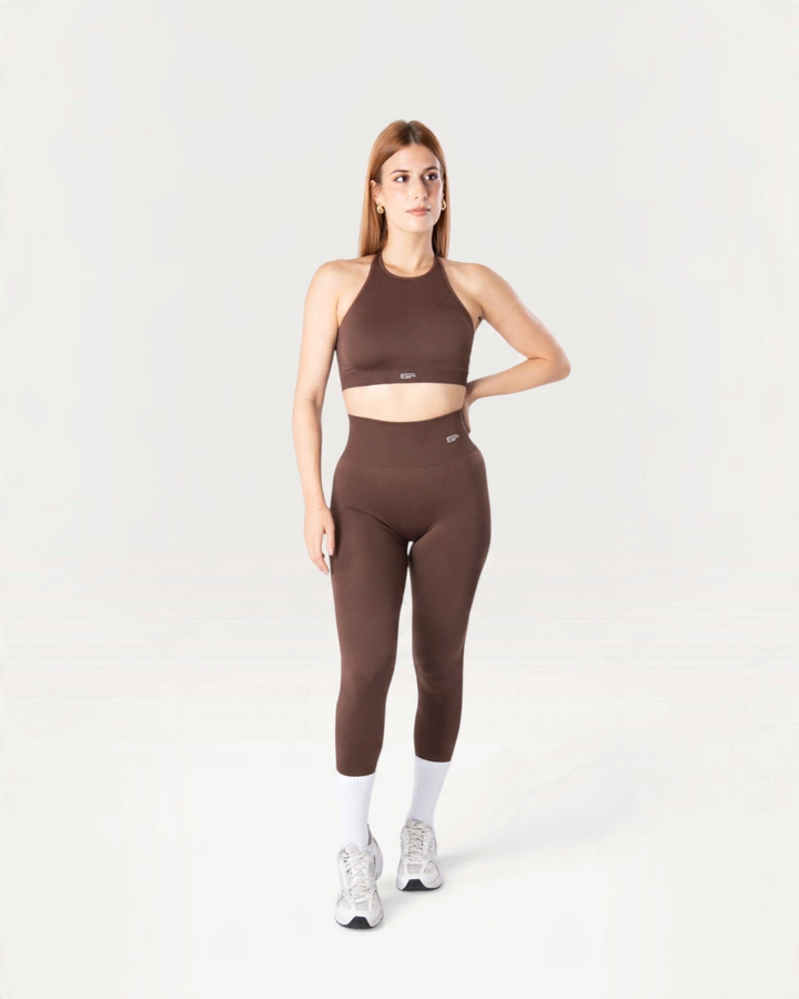 Modella indossa leggings e top sportivo marrone Bombafit seamless a vita alta per allenamento e tempo libero
