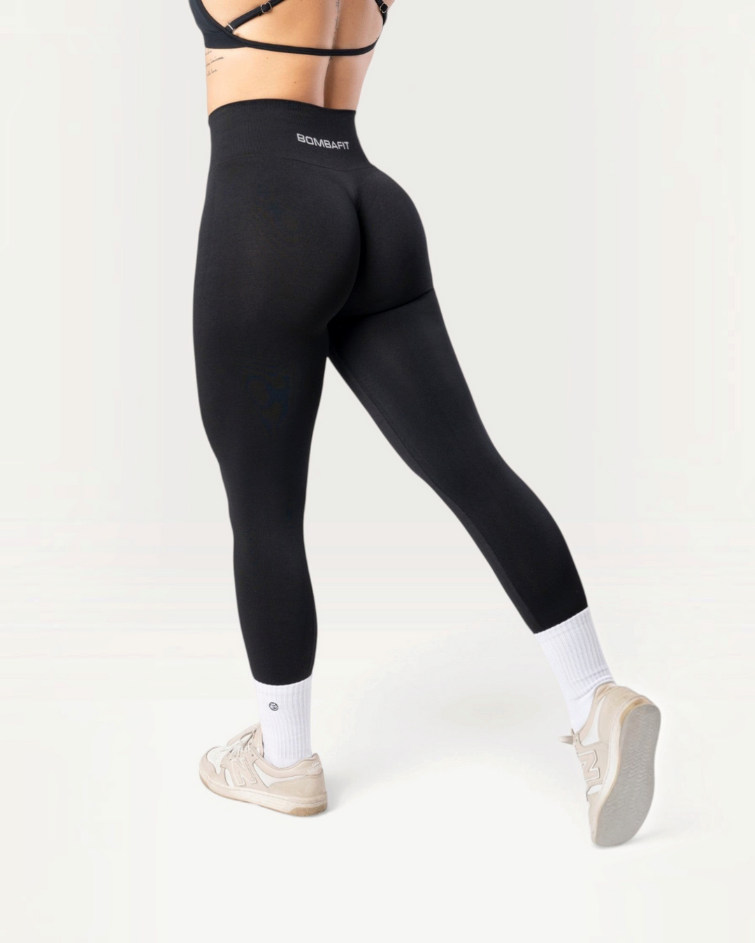 Leggings Bombafit Everyday Seamless neri a vita alta con design ergonomico e tessuto tecnico traspirante