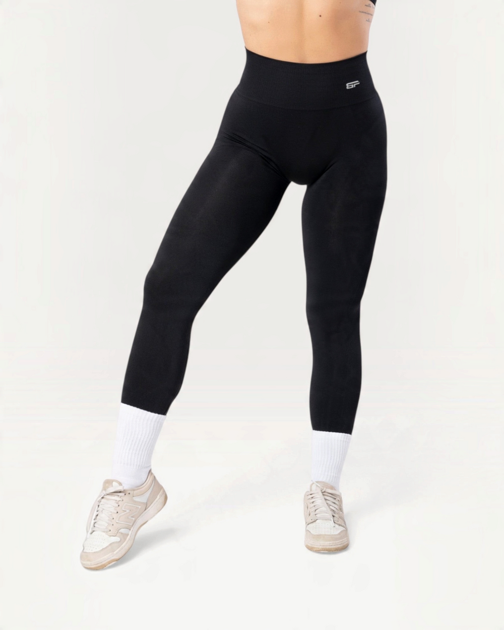Leggings Bombafit Everyday Seamless neri a vita alta, realizzati in tessuto tecnico traspirante ed elasticizzato.