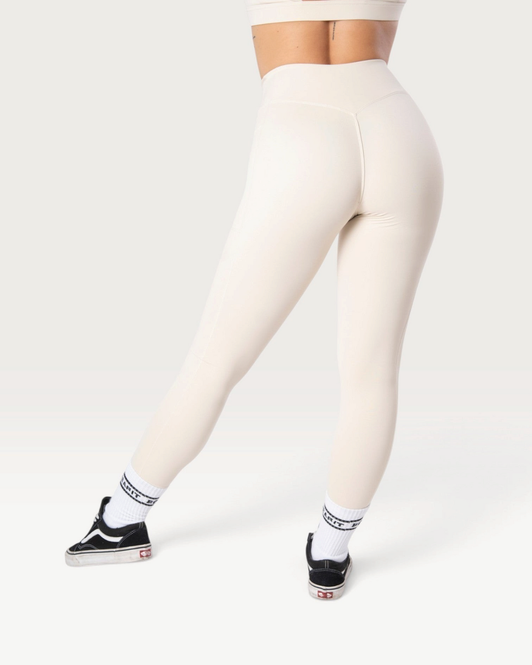 Leggings Bombafit Sense beige a vita alta con effetto push-up, tessuto elasticizzato morbido e vestibilità aderente