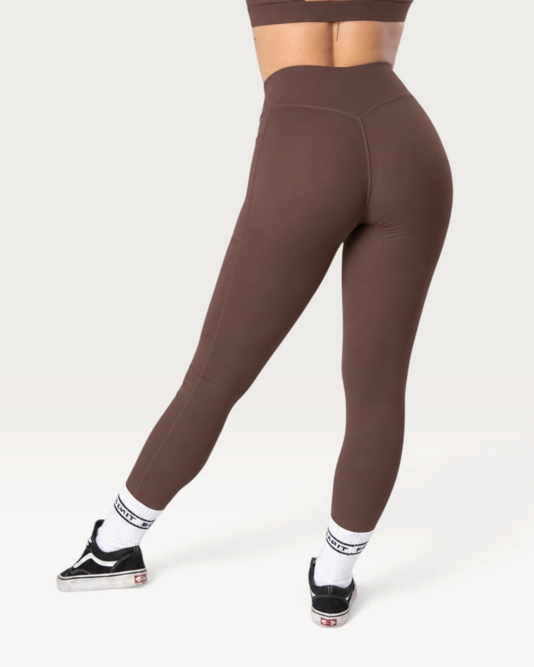 Leggings Bombafit Sense marroni a vita alta con effetto push-up, indossati da una modella vista da dietro