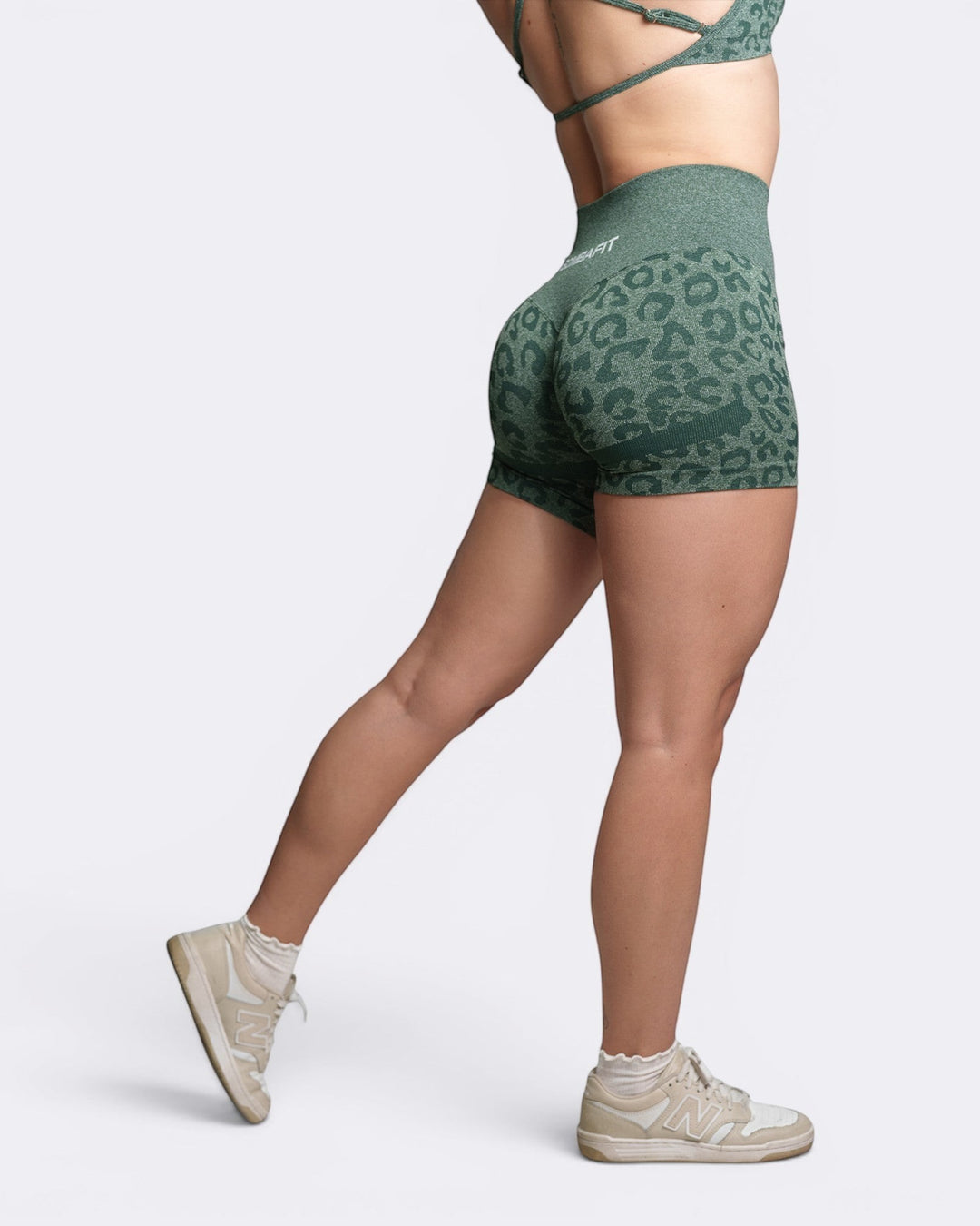 Bombafit Oasis Shorts Leopard in dark green with leopard print, high-waisted, seamless design, and shaping effect.