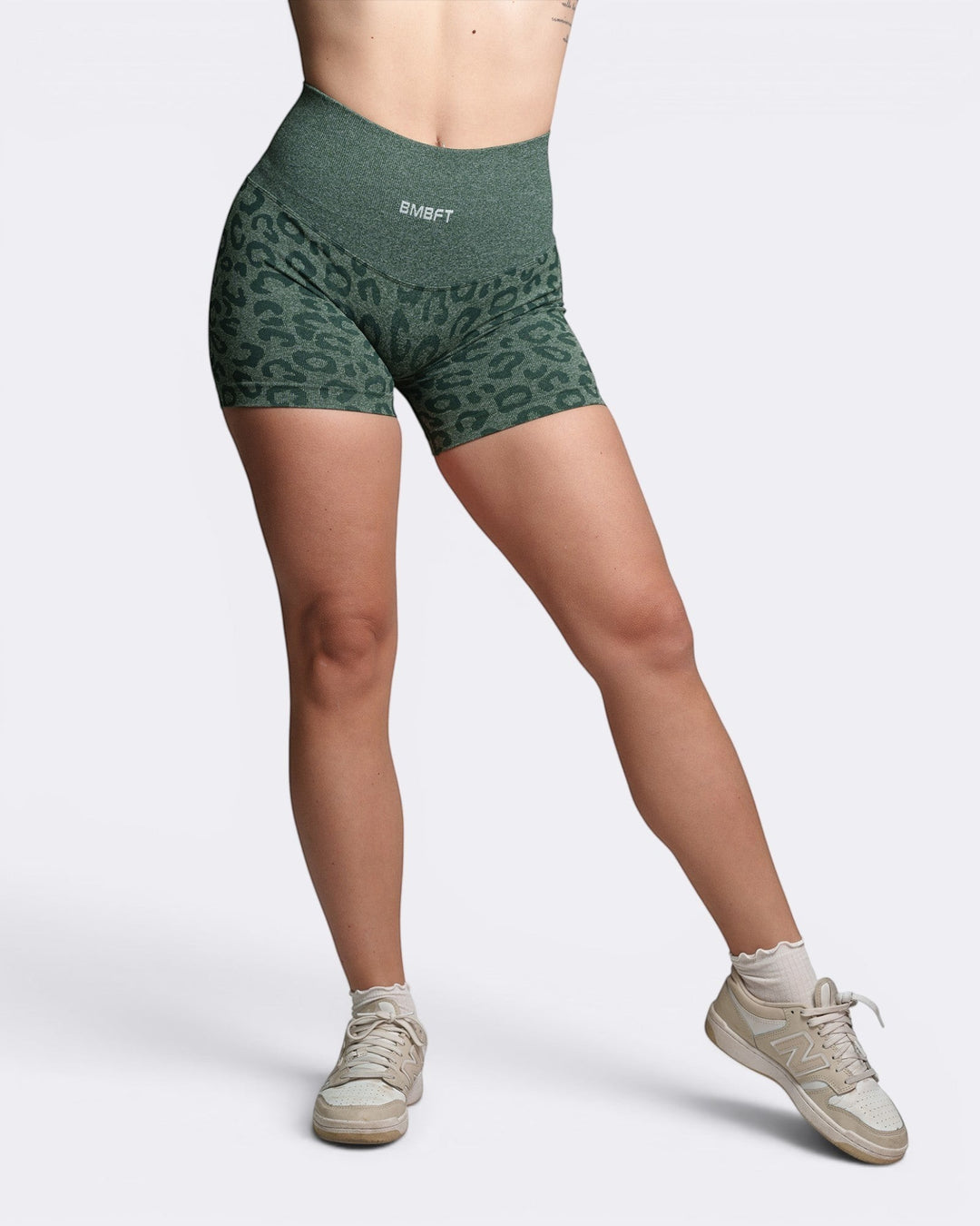 Bombafit Oasis Shorts Leopard in dark green with leopard print, high waist, shaping fit, and technical fabric.