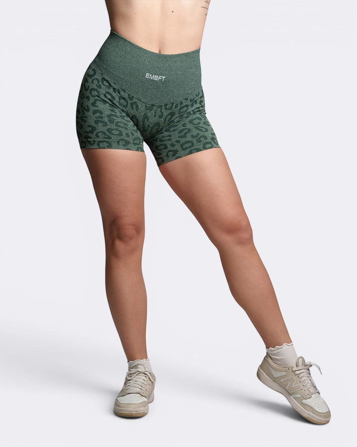 Bombafit Oasis Shorts Leopard in dark green with leopard print, high waist, shaping fit, and technical fabric.
