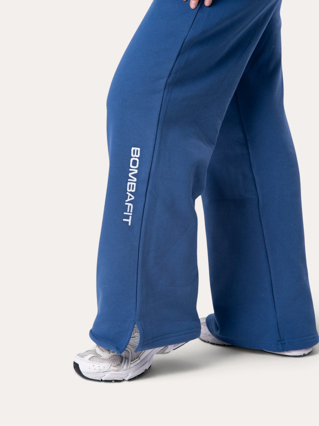 Pantaloni della tuta Bombafit Flux blu royal con gamba ampia e logo stampato verticalmente sul lato