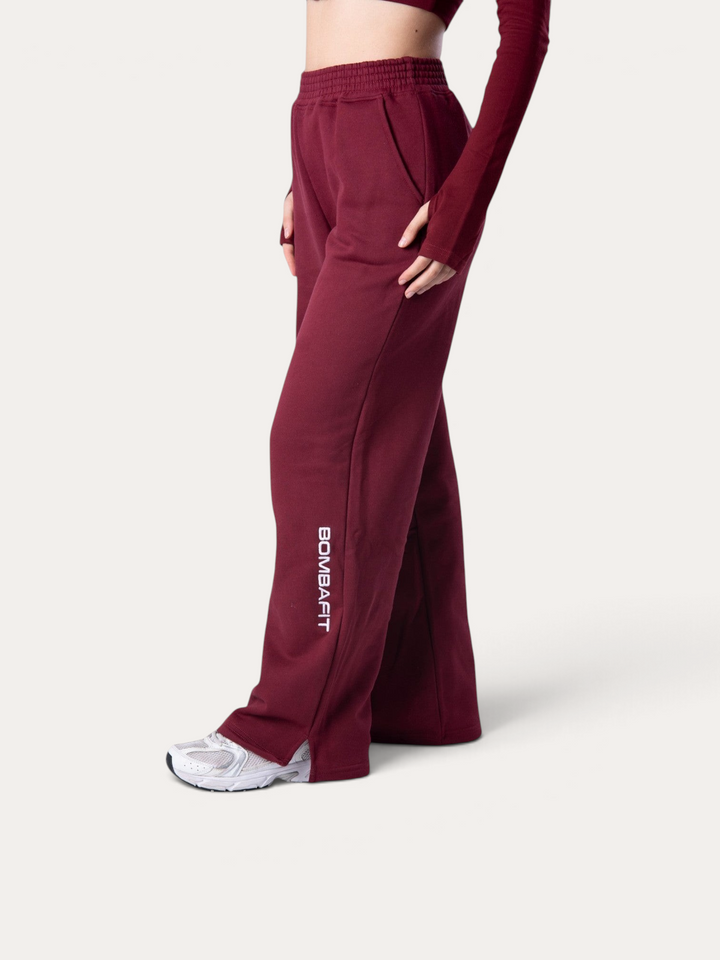 Pantaloni della tuta Bombafit Flux color bordeaux a gamba larga con spacchi laterali e logo bianco sulla gamba
