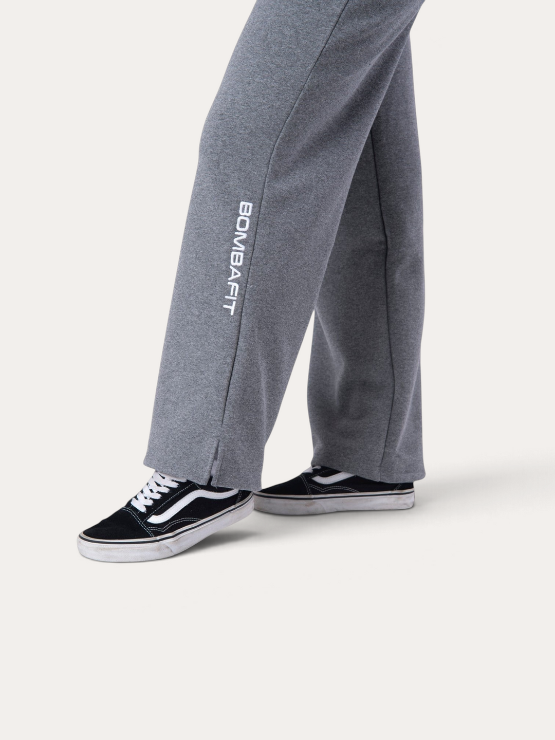 Pantaloni della tuta Bombafit Flux grigio melange con logo verticale sulla gamba e spacchetto laterale sul fondo
