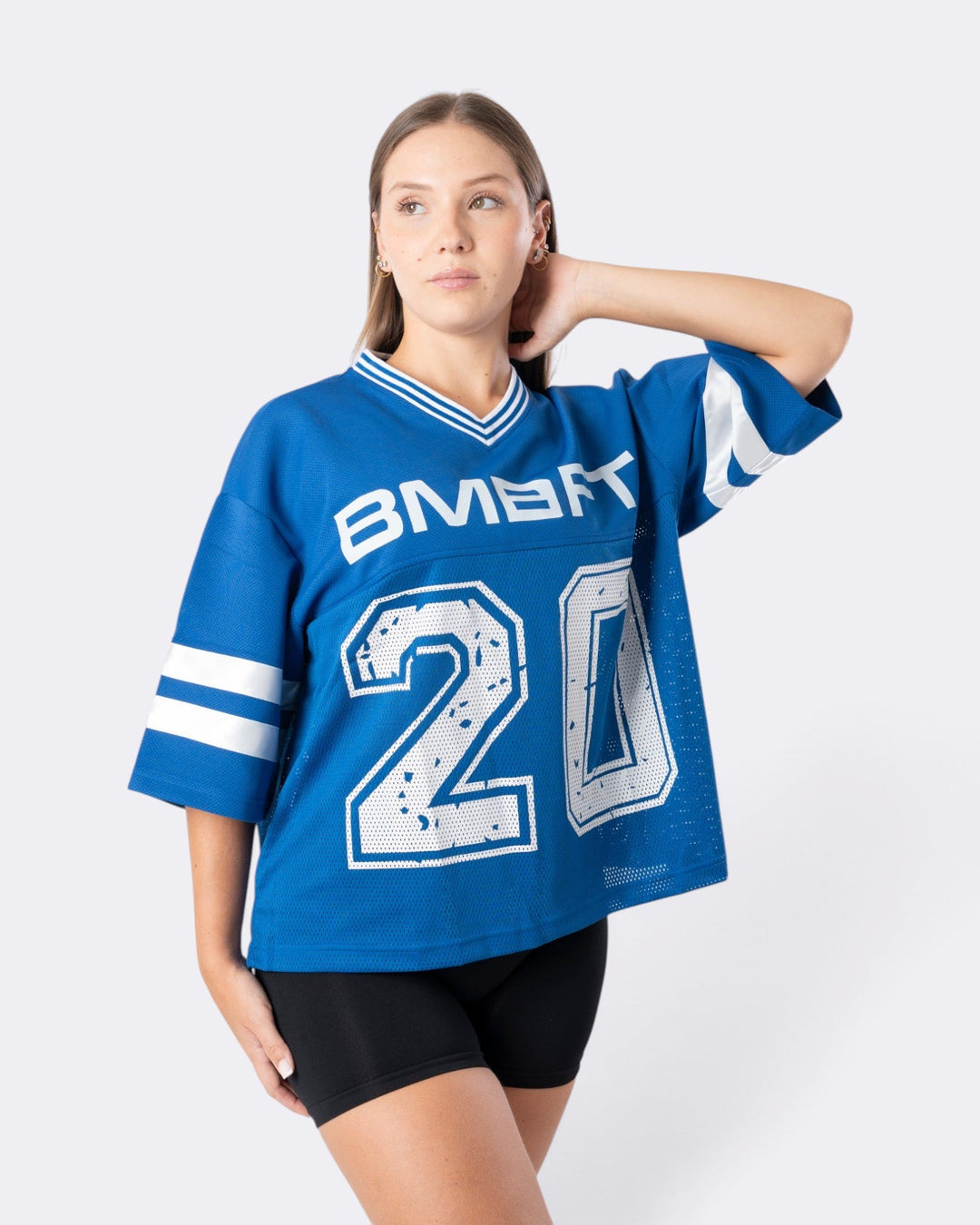 Modella indossa T-shirt oversize Bombafit blu elettrico in stile basket con numero 20 e scollo a V a costine