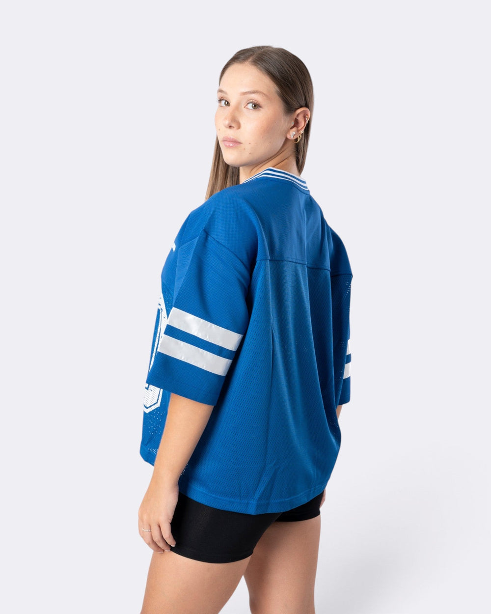 Modella indossa la T-shirt Oversize Number Bombafit blu elettrico in stile basket con dettagli a righe bianche