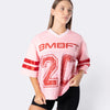 Modella indossa T-shirt Oversize Number Bombafit rosa in tessuto a rete con numero 20 e dettagli stile football