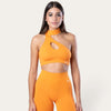 Modella indossa il top sportivo Bombafit Choker Seamless color arancione con design monospalla e dettaglio cut-out