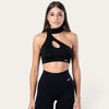 Modella indossa il top sportivo Bombafit Choker Seamless nero con design monospalla e dettaglio cut-out sul petto