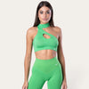 Modella indossa il top sportivo Bombafit Choker Seamless verde lime con design monospalla e dettaglio cut-out