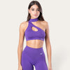 Modella indossa il top sportivo viola Bombafit Choker Seamless con design monospalla e dettaglio cut-out