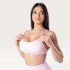 Modella indossa il top sportivo Bombafit Unity Seamless color rosa fairy con spalline sottili e tessuto traspirante