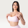 Modella indossa il top sportivo Bombafit Unity Seamless color rosa fairy con spalline sottili e tessuto traspirante